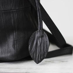 本革 2Wayブラック巾着バッグ 皺加工 エンボス加工 かるいかばん ブラック フォーマル 入学式 卒業式 B-185 5枚目の画像