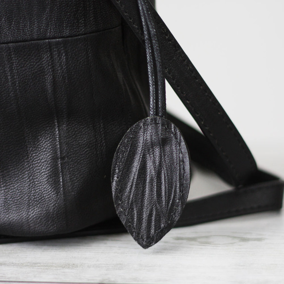 本革 2Wayブラック巾着バッグ 皺加工 エンボス加工 かるいかばん ブラック フォーマル 入学式 卒業式 B-185 5枚目の画像