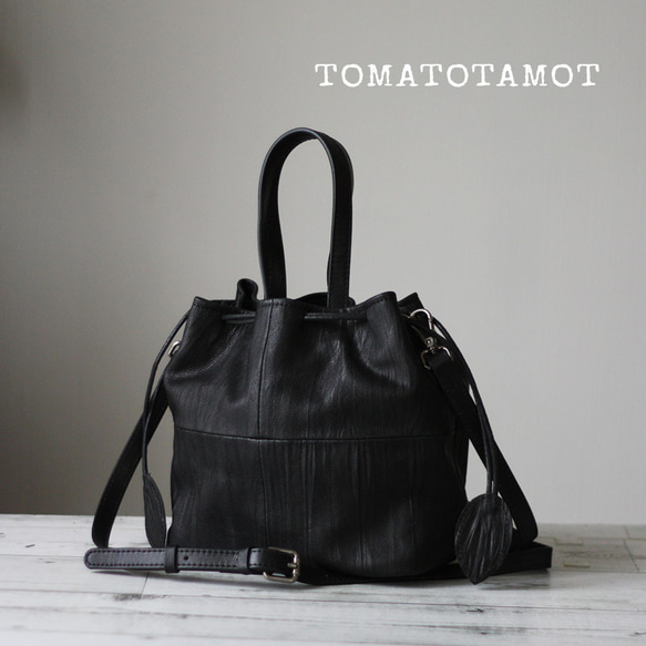 本革 2Wayブラック巾着バッグ 皺加工 エンボス加工 かるいかばん ブラック フォーマル 入学式 卒業式 B-185 1枚目の画像