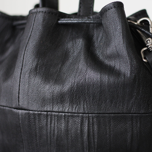 PAULE KA 黒の巾着型かごバッグ革製 PAULE KA - 美品 ポールカ かごバッグ スタッズ 黒 巾着付き