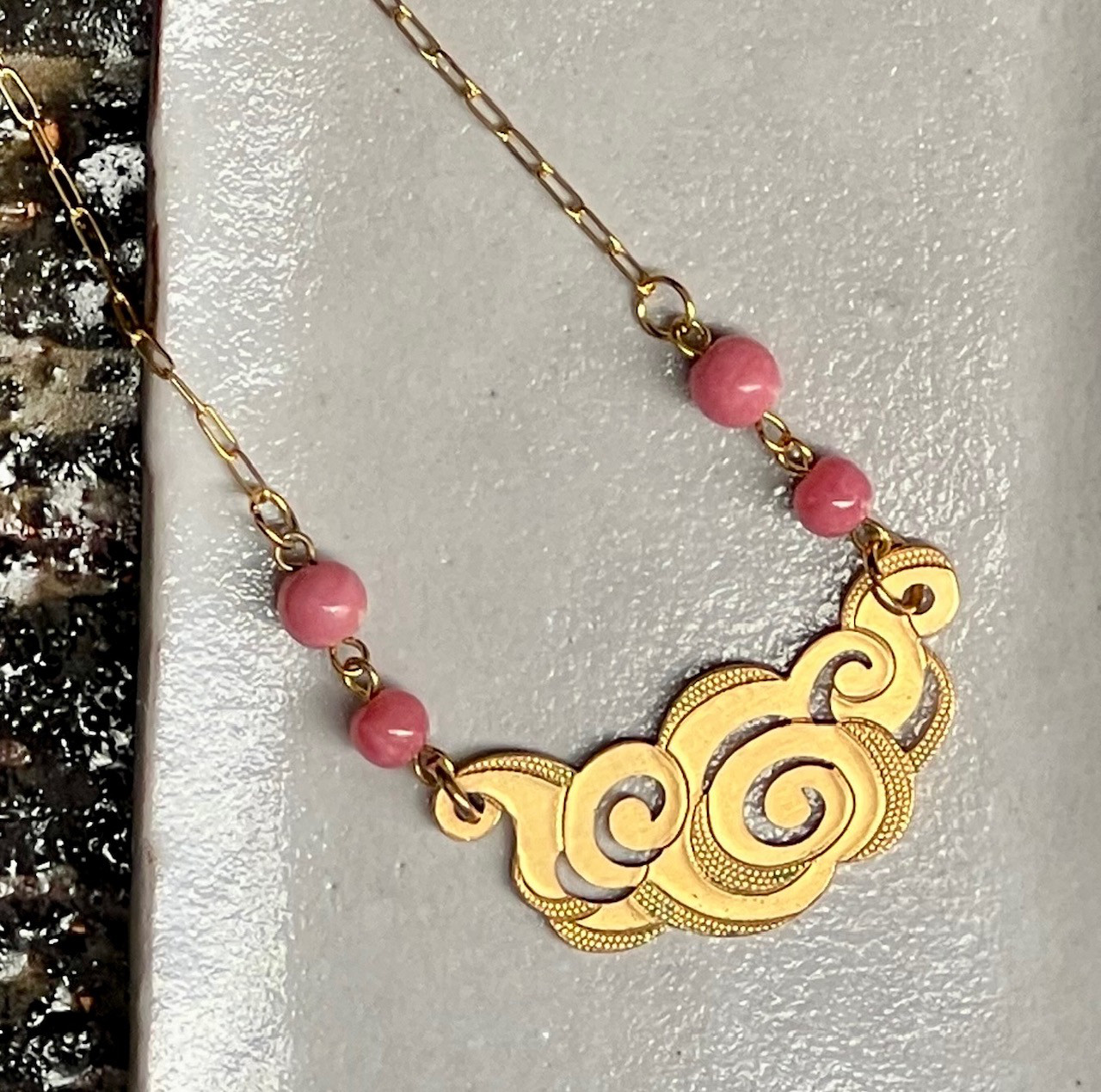 京の手仕事　雲のカタチのネックレス　薔薇輝石を添えて