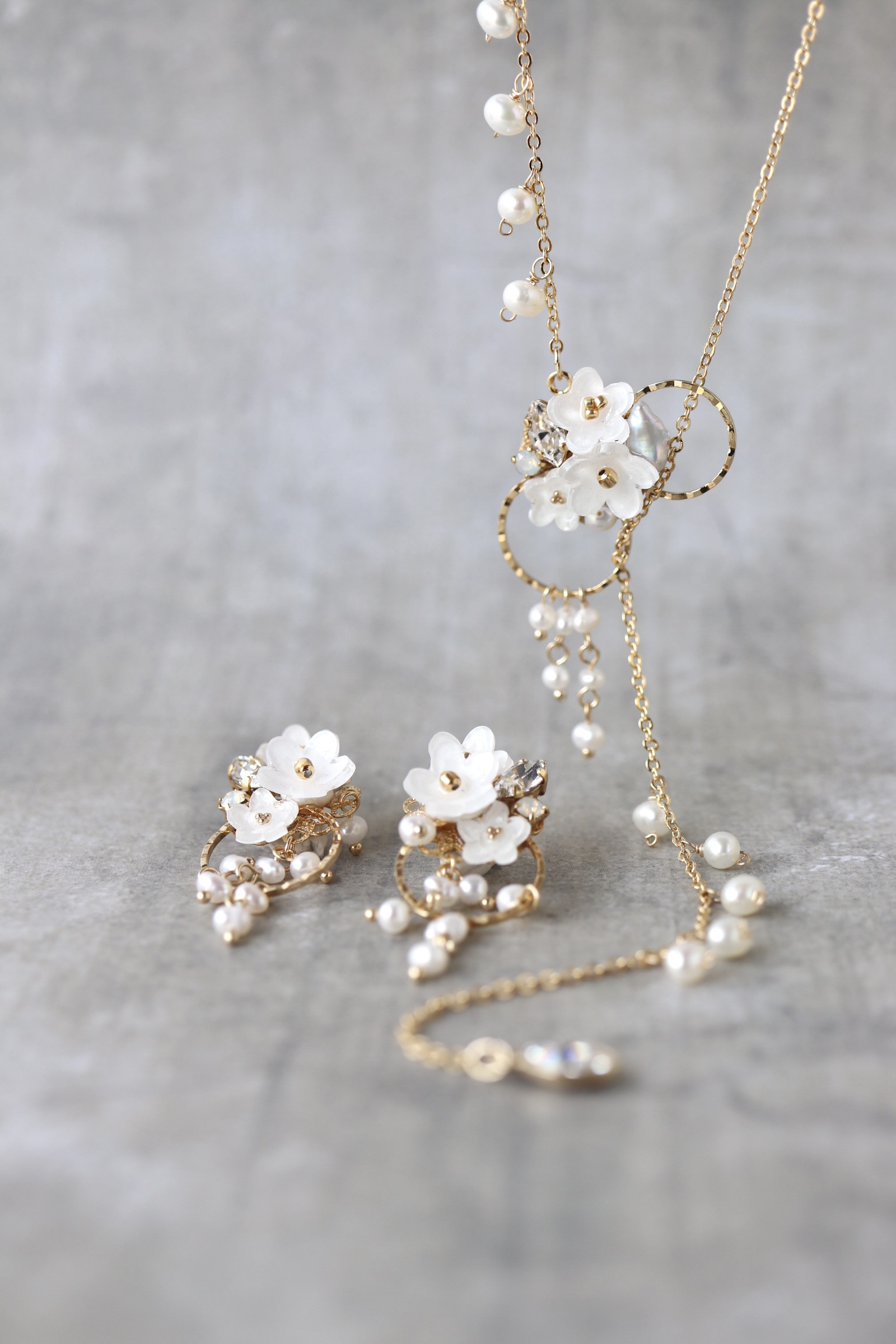 《ギフトセットB》雪柳と淡水パールのロングネックレス＋ピアス／イヤリング　花、白、冬，クリスマスコフレ、フォーマル