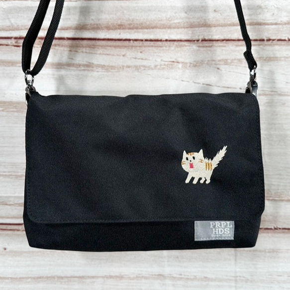 【送料無料】驚き猫の刺繍のたっぷりポケット 3層式 ポリエステル 撥水加工 ショルダーサコッシュ 5枚目の画像