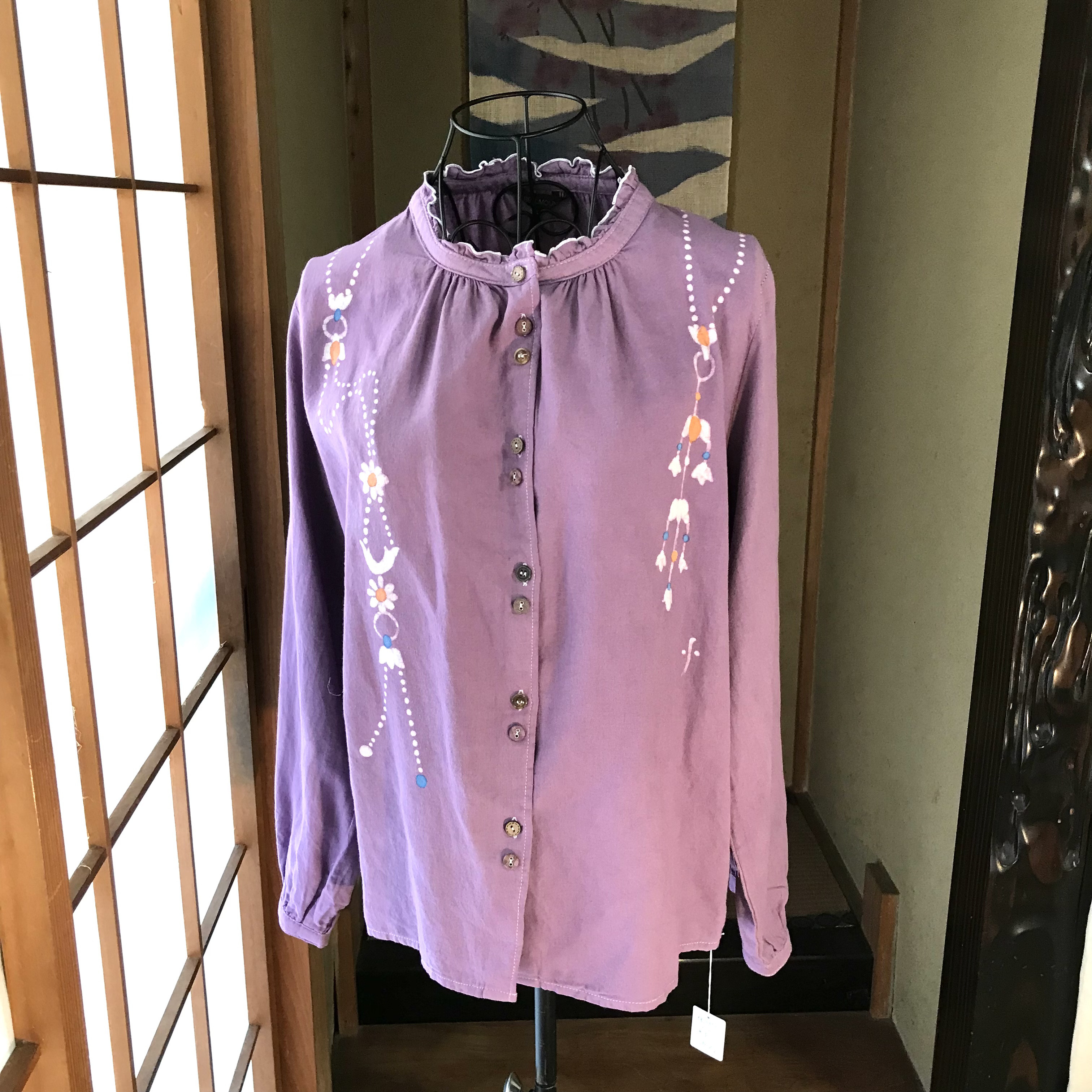 ロウケツ染　綿100%やや厚手生地ブラウス　胸飾り　ラベンダー