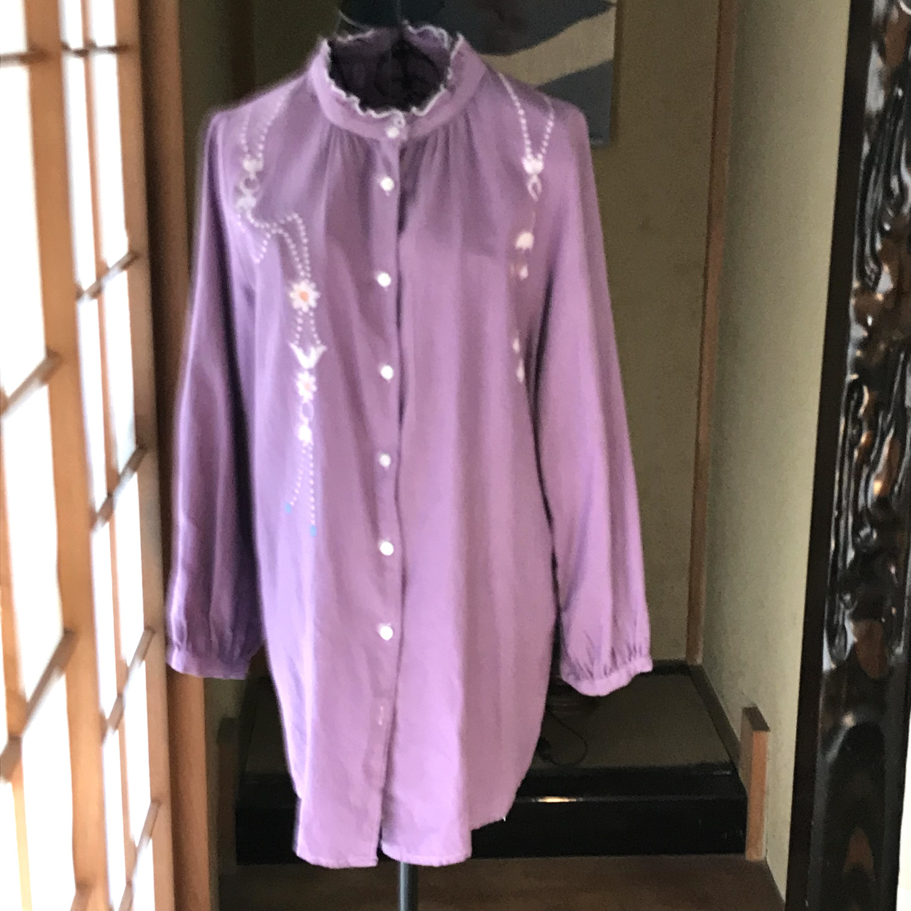 ロウケツ染　綿100%やや厚手生地チュニックブラウス　胸飾り　ラベンダー