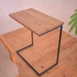 無垢クリ（栗の木）コの字型アイアンサイドテーブル・アンティーク仕上げ 2枚目の画像
