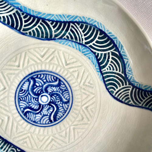 淡い青色 魚模様 丸型皿 淡い青色 魚模様 丸型皿