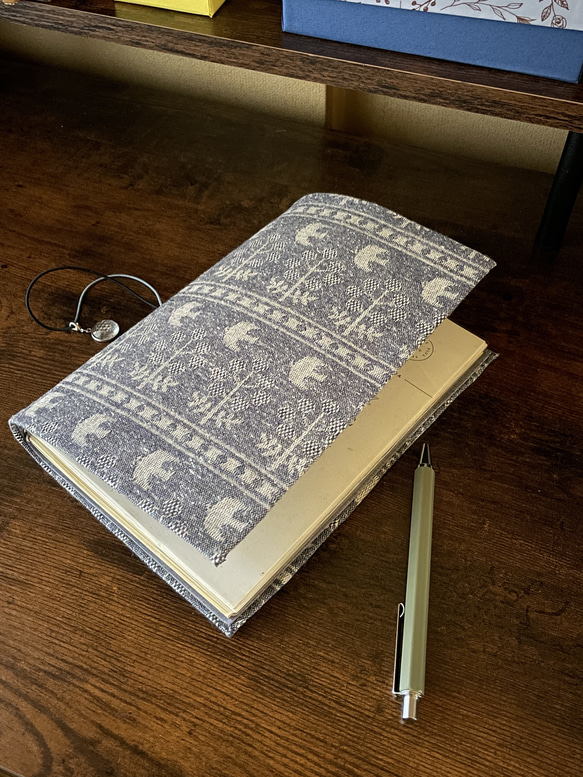 カスタム自在！ノートが４冊まで挟めるノートカバー（ノルディックバード・グレー） 3枚目の画像