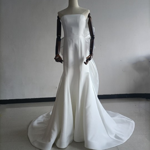 憧れのドレス ホワイト ウェディングドレス ふっくら柔らかなバック  