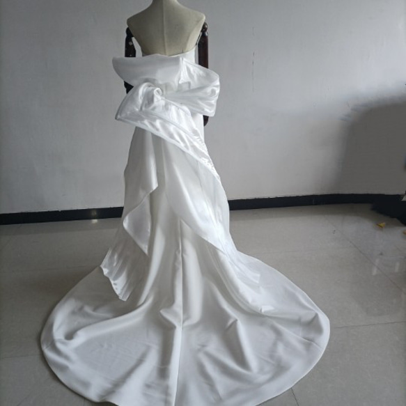 憧れのドレス ホワイト ウェディングドレス ふっくら柔らかなバック  