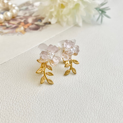 ⁂〜揺らめく小花のイヤリング〜⁂ 花　ピアスのようなイヤリング　ガラス　透明感　ピンク　真鍮　フラワー 3枚目の画像