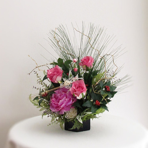 正月飾り～大王松・バラ・ピオニー・千両・葉牡丹入りお正月アレンジ