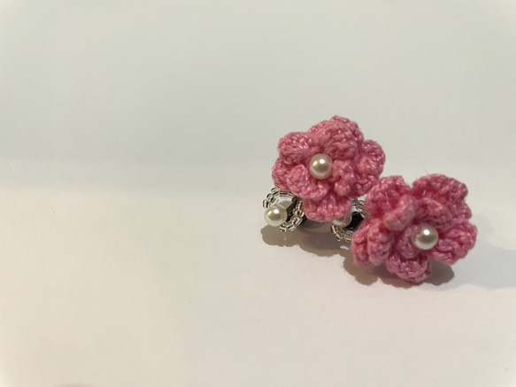 コットンヤーンの花のイヤリング 2枚目の画像