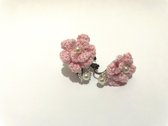 コットンヤーンの花のイヤリング 1枚目の画像