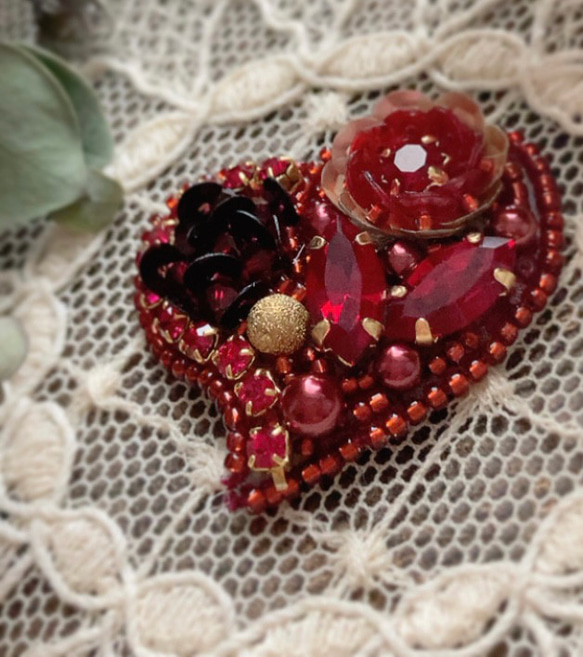 オートクチュール刺繍〜プチハートブローチ(レッド) ブローチ