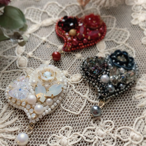 オートクチュール刺繍〜プチハートブローチ(レッド) ブローチ