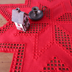 ドイツの手仕事/真っ赤なハーダンガー刺繍のドイリー 未使用品(ヴィンテージ 手刺繍 クリスマス) 6枚目の画像