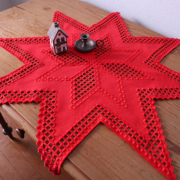 ドイツの手仕事/真っ赤なハーダンガー刺繍のドイリー 未使用品(ヴィンテージ 手刺繍 クリスマス) 1枚目の画像