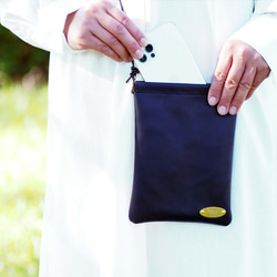 【受注制作】『開け閉めらくらく♪』バネ口金のスマホポシェット（ブラック｜色落ちし難い革使用） 11枚目の画像