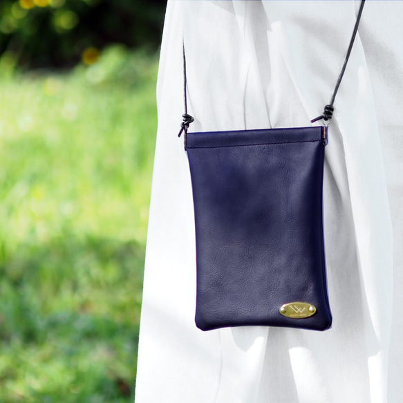 【受注制作】『開け閉めらくらく♪』バネ口金のスマホポシェット（ブラック｜色落ちし難い革使用） 1枚目の画像