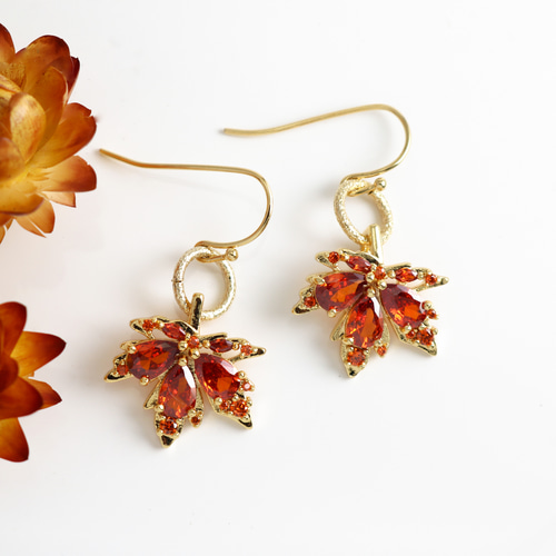 18KGP カエデのピアス【金属アレルギー対応 イヤリング】秋 赤 楓 紅葉 