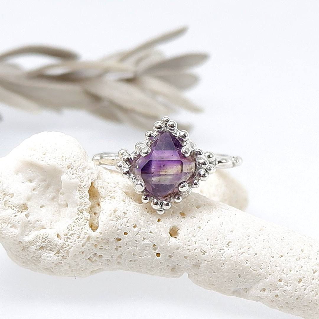 ～結晶を飾る～　アメジスト原石の粒飾りリング　9号　天然石アクセサリー　一点物　彫金
