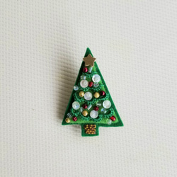 タティングレースとビーズ刺繍のブローチ《クリスマスツリー》 1枚目の画像