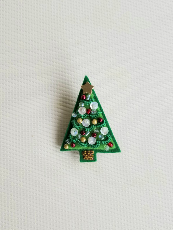 タティングレースとビーズ刺繍のブローチ《クリスマスツリー》 1枚目の画像