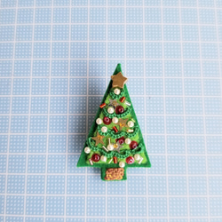 タティングレースとビーズ刺繍のブローチ《クリスマスツリー》 2枚目の画像