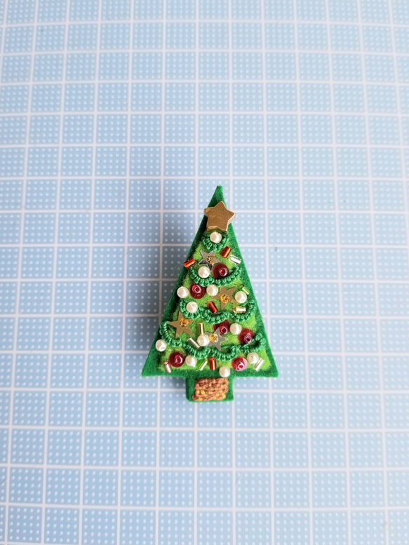 タティングレースとビーズ刺繍のブローチ《クリスマスツリー》 2枚目の画像