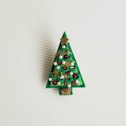 タティングレースとビーズ刺繍のブローチ《クリスマスツリー》 1枚目の画像