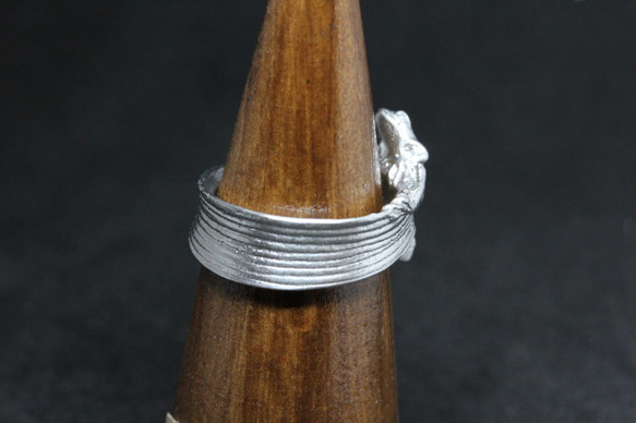 錫製　アマガエルのリング 2枚目の画像