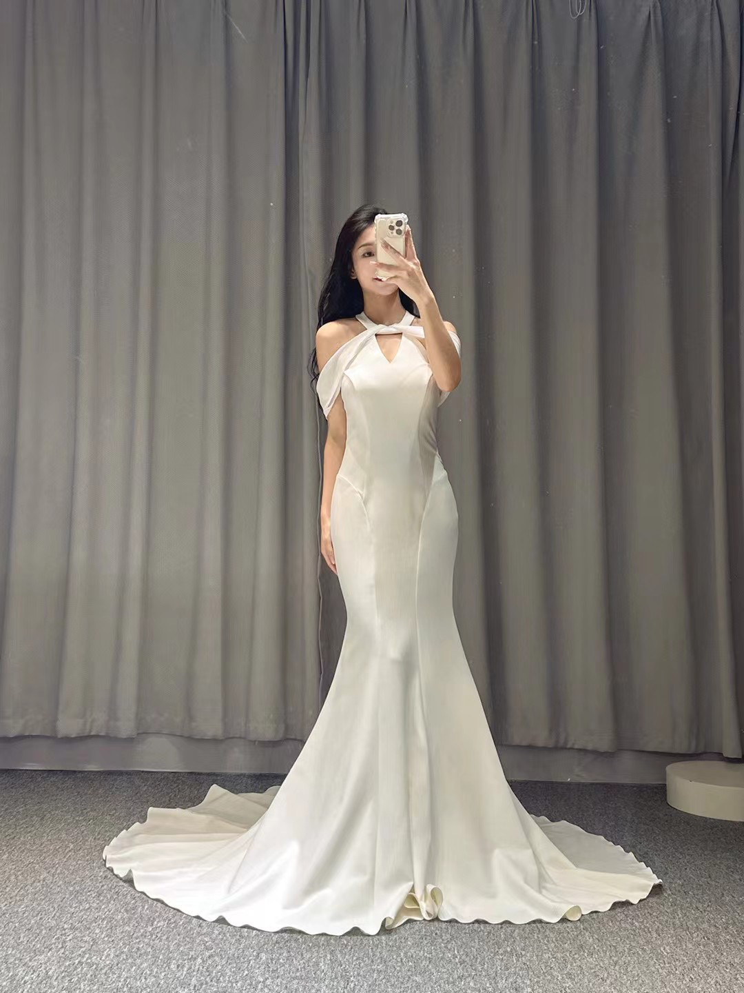 美品！光沢サテン　肩あき　ホルターネック　ホワイト　マーメイドドレス　パーティー/結婚式/前撮り/二次会/お呼ばれ/挙式