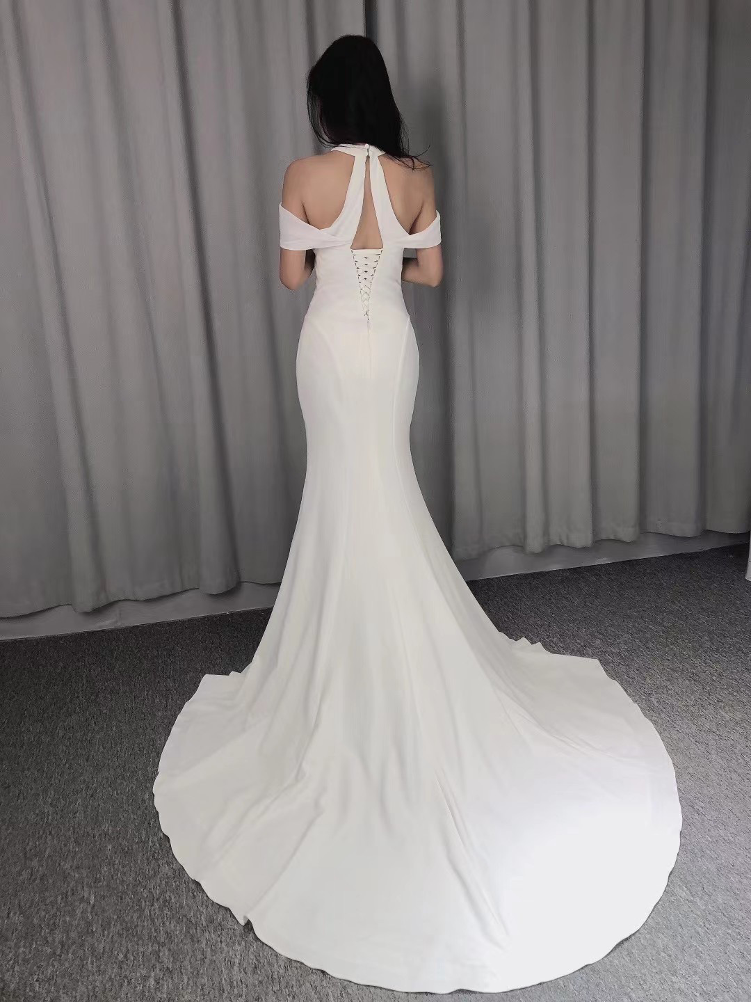 美品！光沢サテン　肩あき　ホルターネック　ホワイト　マーメイドドレス　パーティー/結婚式/前撮り/二次会/お呼ばれ/挙式