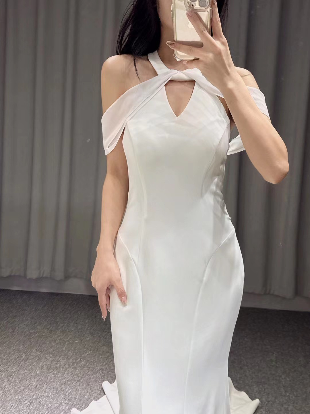 美品！光沢サテン　肩あき　ホルターネック　ホワイト　マーメイドドレス　パーティー/結婚式/前撮り/二次会/お呼ばれ/挙式