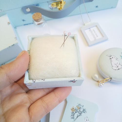 カルトナージュ裁縫箱(大) カルトナージュ裁縫箱(大) ボルドーカラーのヴィンテージ布地 小物達も