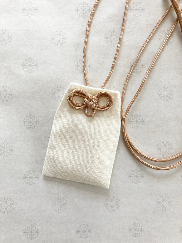 お守り袋　ミニサイズ  ハーフリネン　デコレクションズ　首かけタイプ♡ふんわり裏地付き　送料無料 1枚目の画像