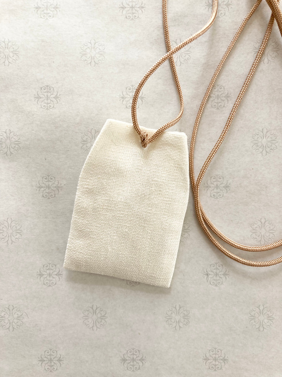 お守り袋　ミニサイズ  ハーフリネン　デコレクションズ　首かけタイプ♡ふんわり裏地付き　送料無料 2枚目の画像