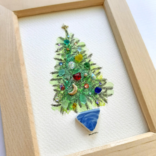 クリスマスツリー “光をまとう小さな森”〉シーグラスアート