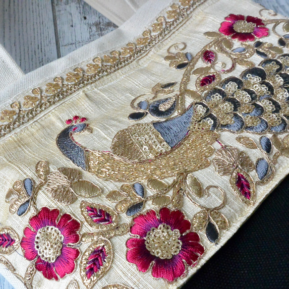 孔雀が振向く黄金のインド刺繍リボンのトートバッグ 13枚目の画像
