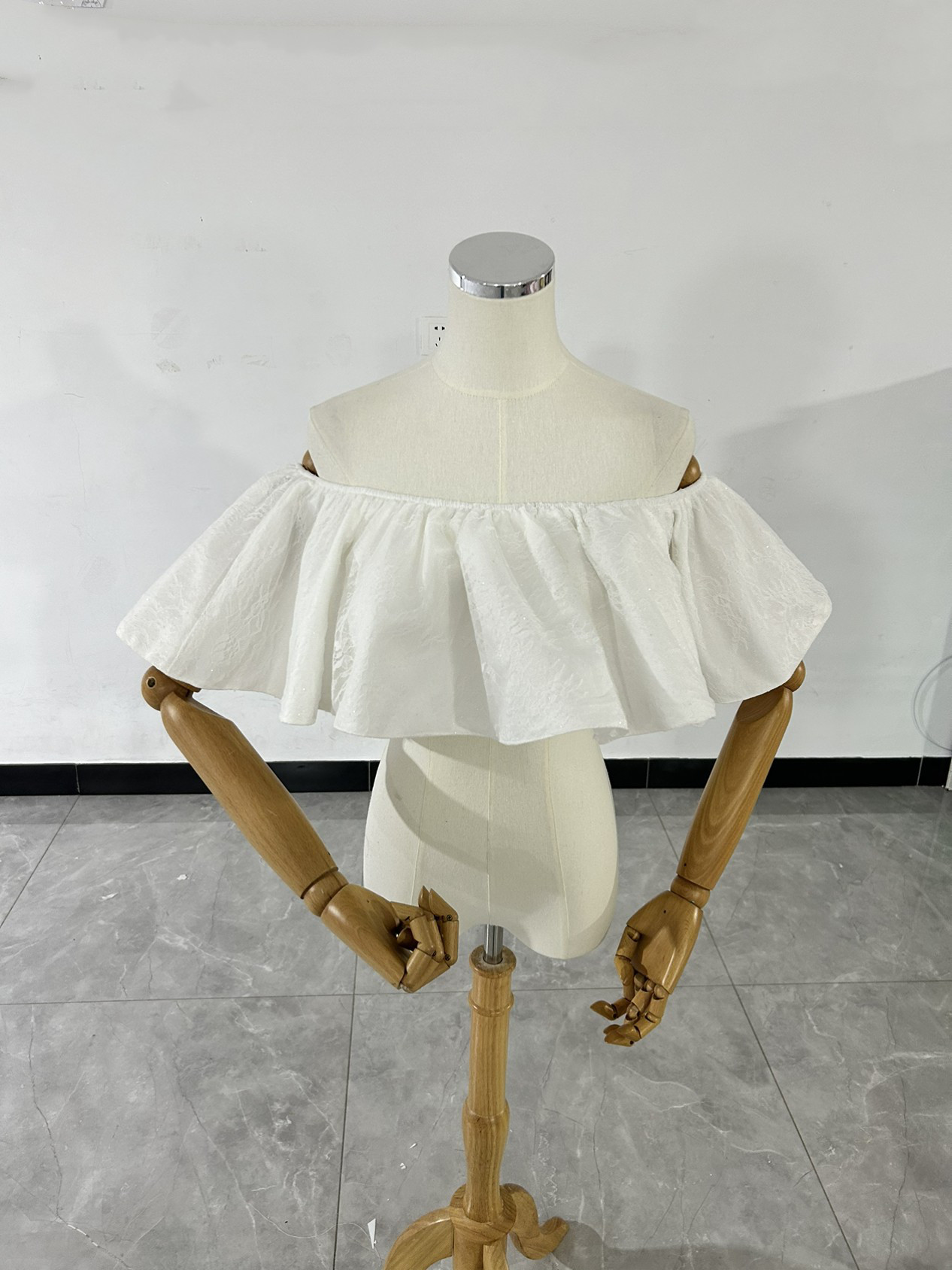 大好評中！ホワイト ポンチョ ソフトチュール ラッフルフリル 　取り外しオフショルダー