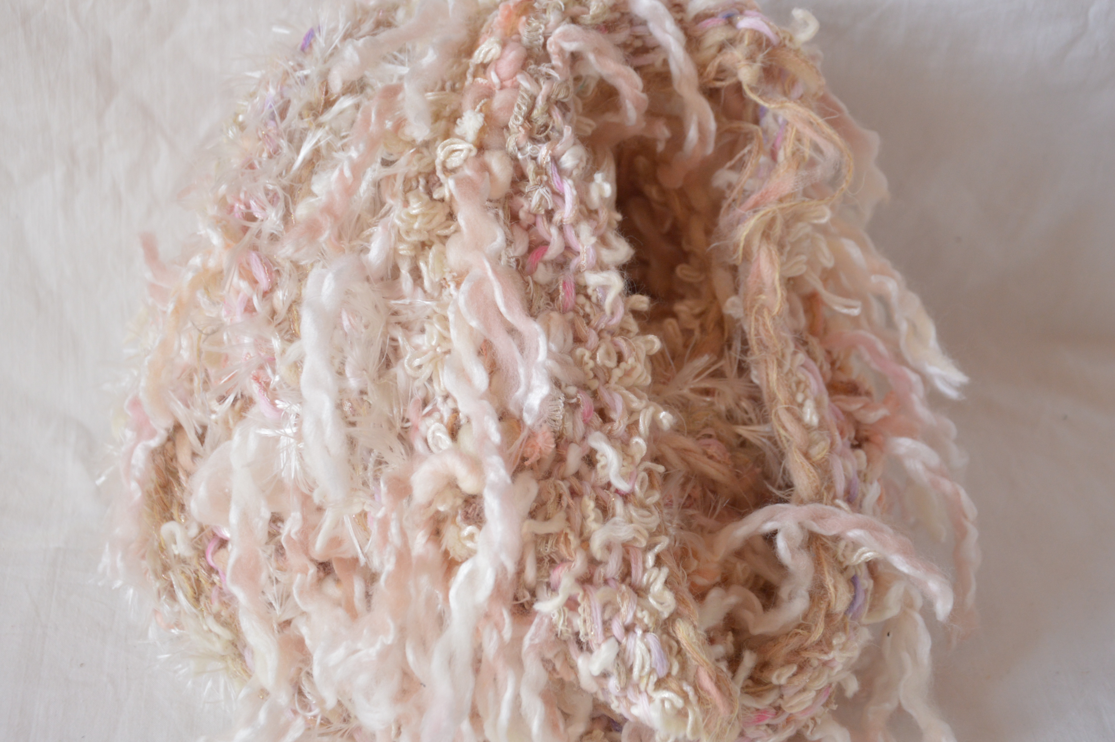 ファンシーヤーンをかのこ編みで編むスヌードキット　ピンクベージュ　nijiyarn