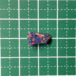 　《人工オパール》(ネオンオパール) 原石 ブラック/赤斑 0.6g (樹脂含侵) 2枚目の画像
