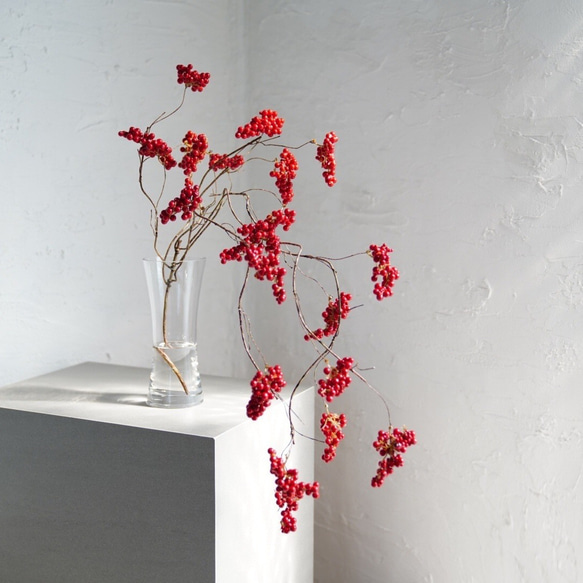 （水換え不要）赤い実の枝物　花瓶挿し 1枚目の画像