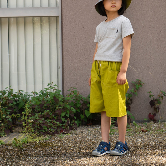 長く着れる子供服／細コーデュロイ、スモークイエローのキュロットパンツ／ハーフパンツ／①サイズ（120cm〜140cm） 3枚目の画像