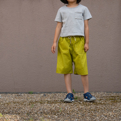 長く着れる子供服／細コーデュロイ、スモークイエローのキュロットパンツ／ハーフパンツ／①サイズ（120cm〜140cm） 5枚目の画像