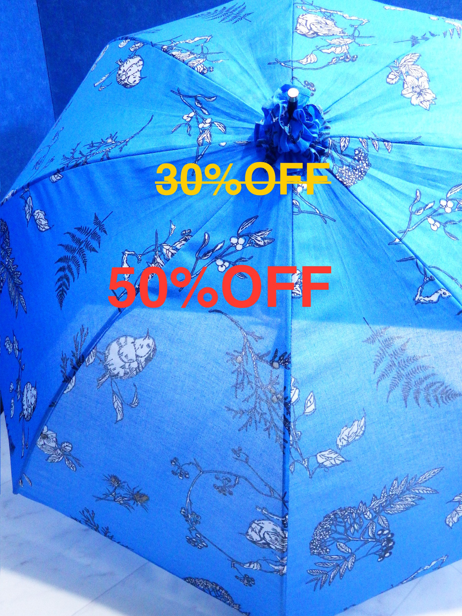 手作り日傘　人の声して山の青さよ