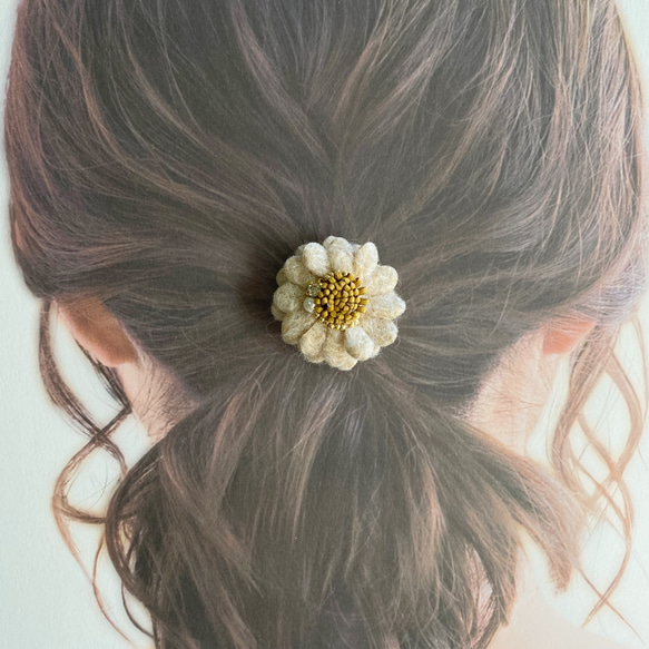 【felt flower】冬素材＆ビーズ刺繍のヘアゴム 4枚目の画像