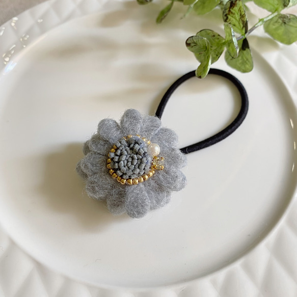 【felt flower】冬素材＆ビーズ刺繍のヘアゴム 2枚目の画像