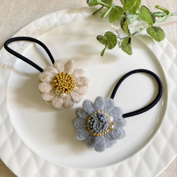 【felt flower】冬素材＆ビーズ刺繍のヘアゴム 1枚目の画像